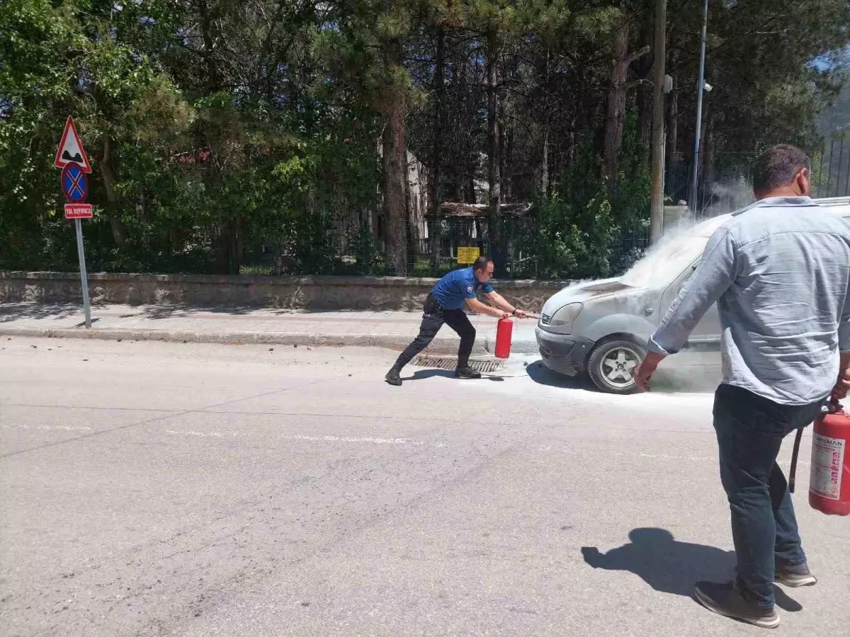 Şuhut'ta Alev Alan Araç Polisler Tarafından Söndürüldü