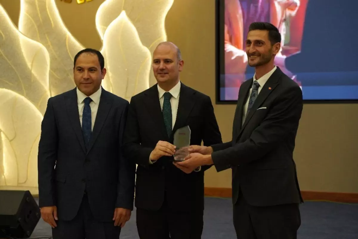 AK Parti Genel Başkan Yardımcısı Ömer İleri'ye 'Yılın Milletvekili' ödülü
