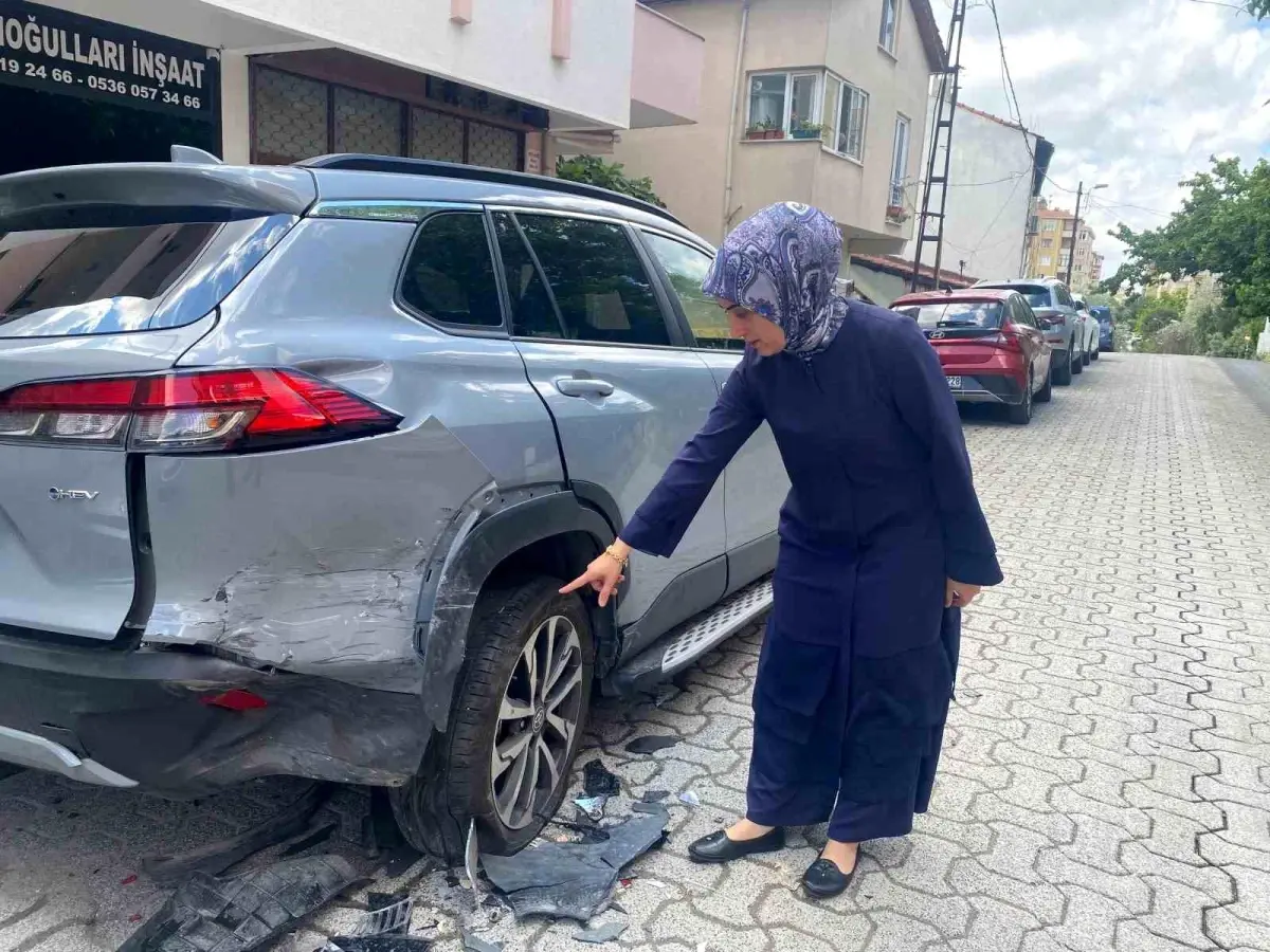 Ataşehir'de Sürücü Park Halindeki Araçlara Çarparak Kaçtı