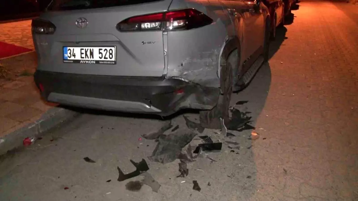 Ataşehir'de Sürücü Araçlara Çarpıp Kaçtı