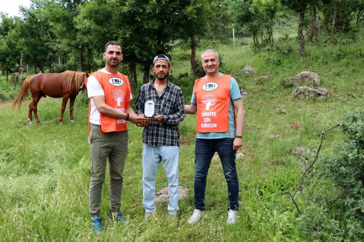Buzağısının Ölümü Sonrası Çevre Temizliği Başlattı
