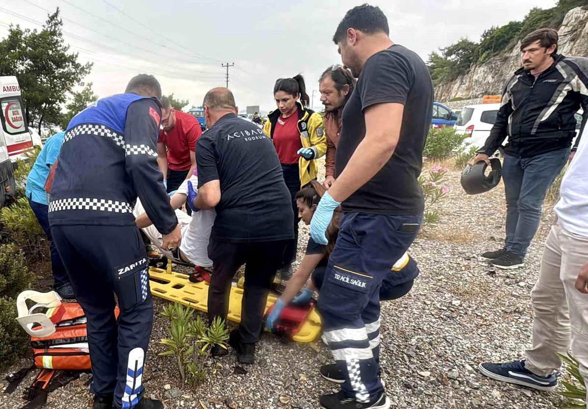 Bodrum'da Yolcu Minibüsü ile Otomobil Çarpıştı: 15 Yaralı