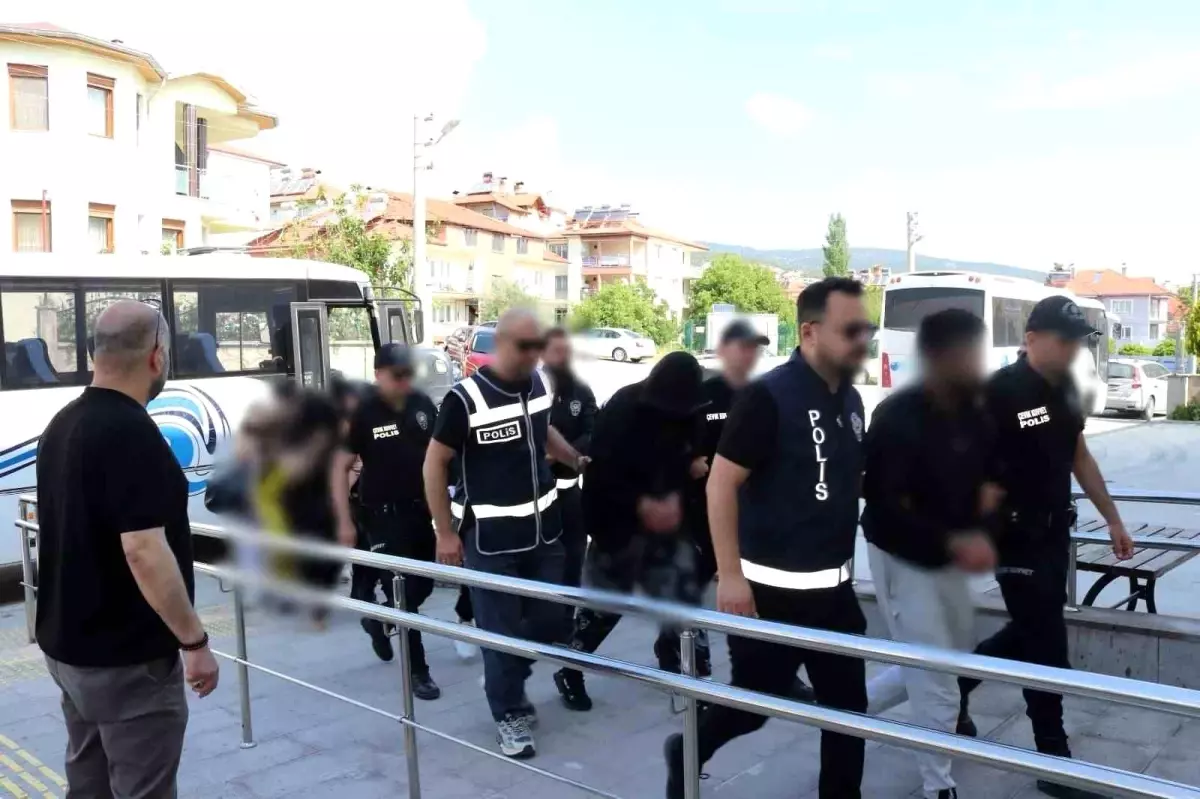 Gölhisar'da Fuhuş Operasyonu: 8 Tutuklama, 6 Kadın Kurtarıldı