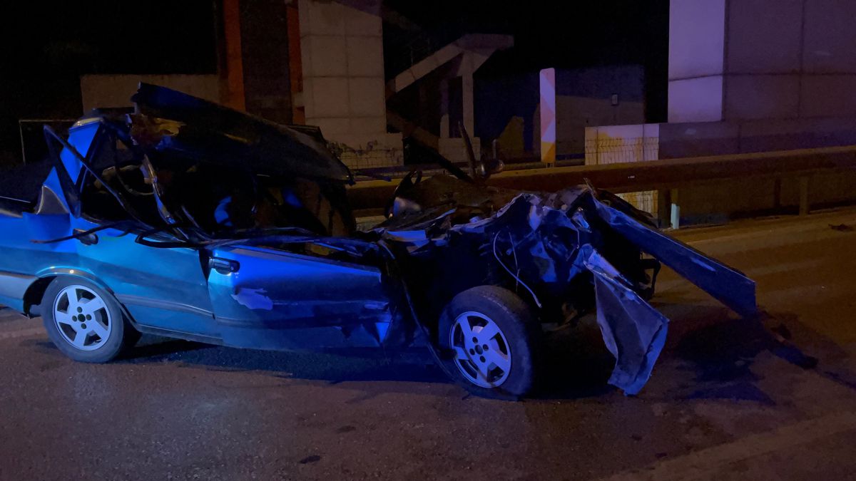 Bursa'da TIR'a Arkadan Çarpan Otomobil Hurdaya Döndü: Sürücü Ağır Yaralı