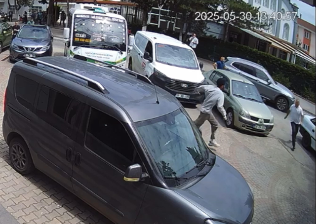 'Camide minibüsünü yıkama' diye uyaran muhtarı arkasından koşup bıçakladı