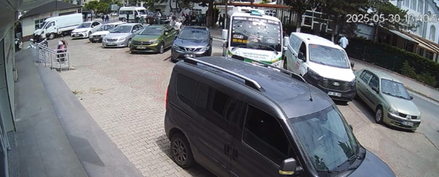 'Camide minibüsünü yıkama' diye uyaran muhtarı arkasından koşup bıçakladı