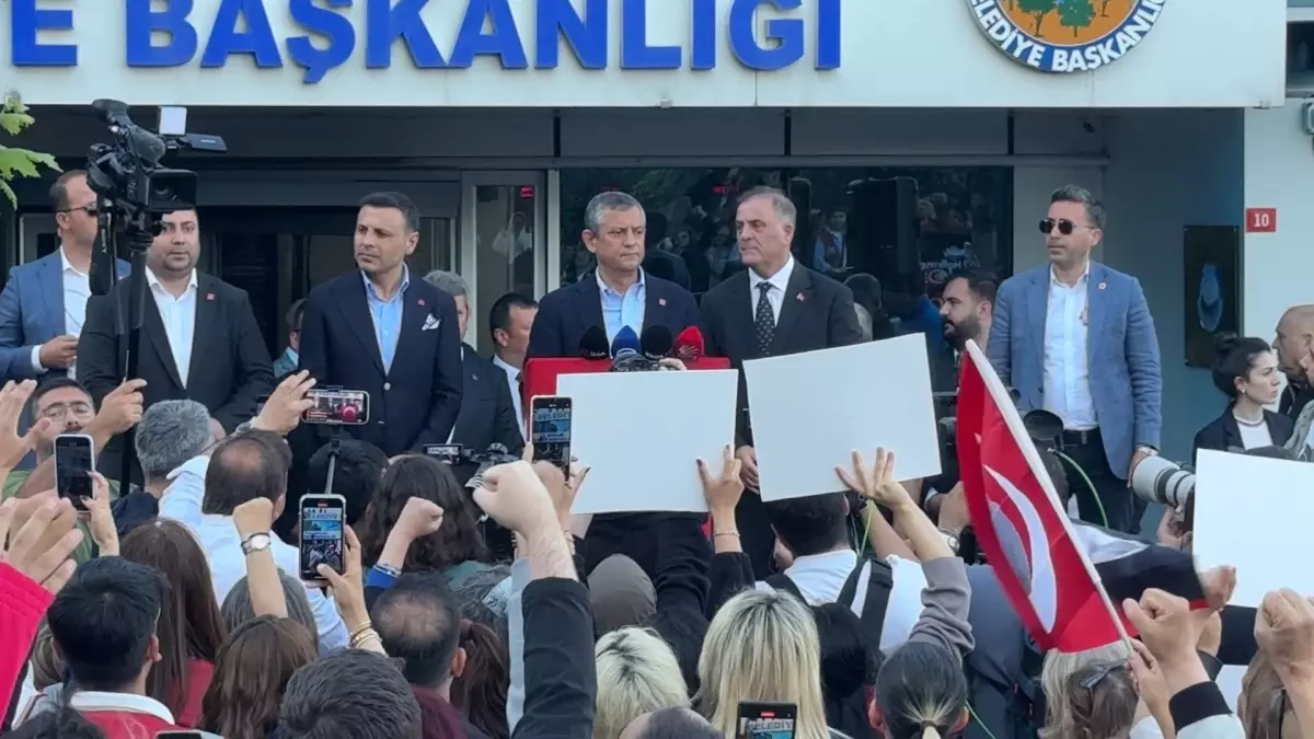 CHP Genel Başkanı Özgür Özel, İstanbul'da gözaltına alınan belediye başkanlarını ziyaret etti