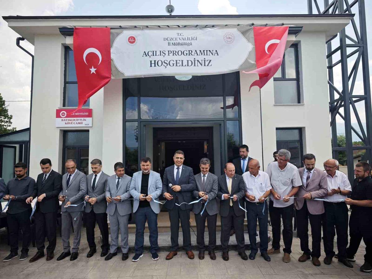 Düzce'de Deprem Sonrası Yeniden İnşa Edilen Cami Hizmete Açıldı