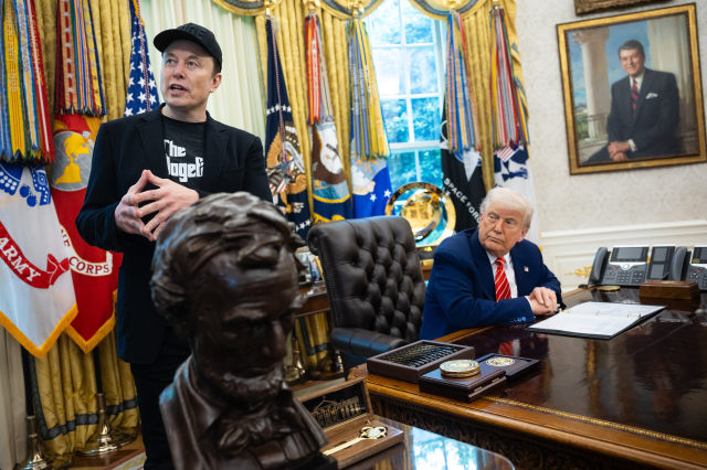 What happened to Elon Musk's eye? A photo that overshadowed the press conference