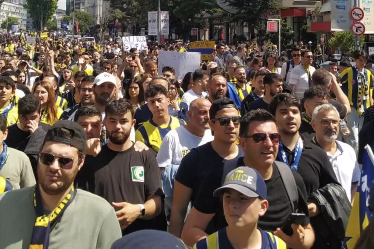 Fenerbahçe'de 'Ali Koç istifa' yürüyüşü