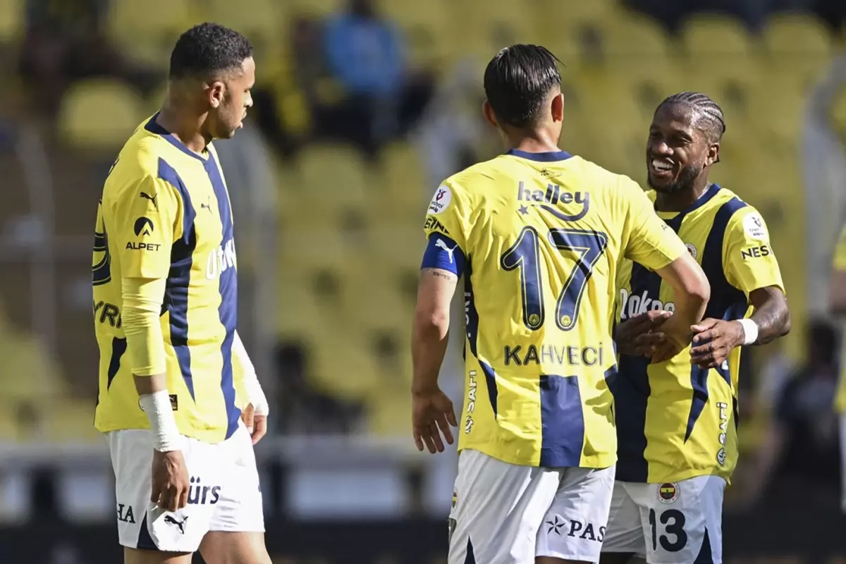 Fenerbahçeli taraftarlar maç sonunda İrfan Can Kahveci'yi ayakta alkışladı