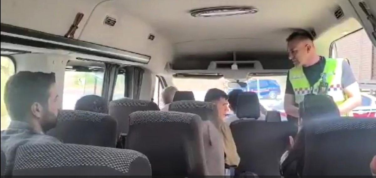 Hakkari'de Jandarma'dan Toplu Taşıma Denetimi: Cep Telefonu Kullanan Sürücüye Ceza