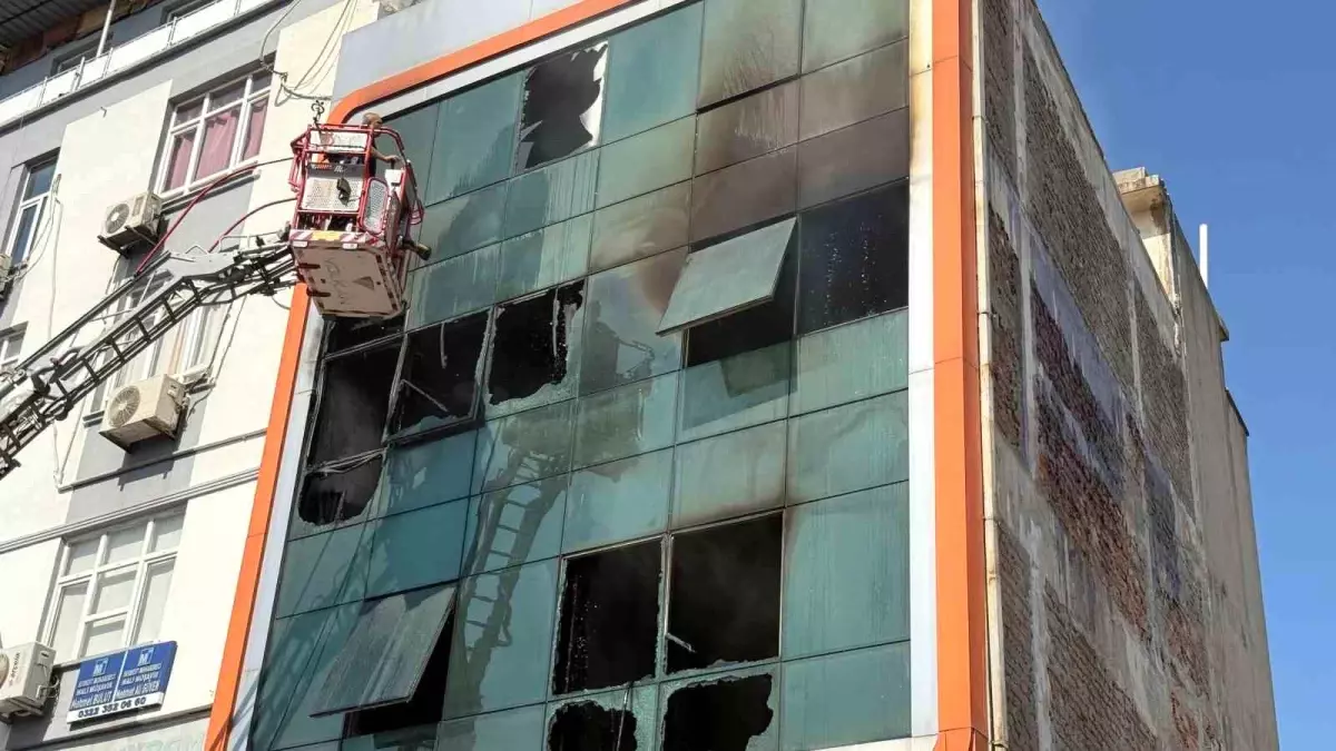 Adana'da Yastık İmalathanesinde Yangın: İki İşçi Yaralandı