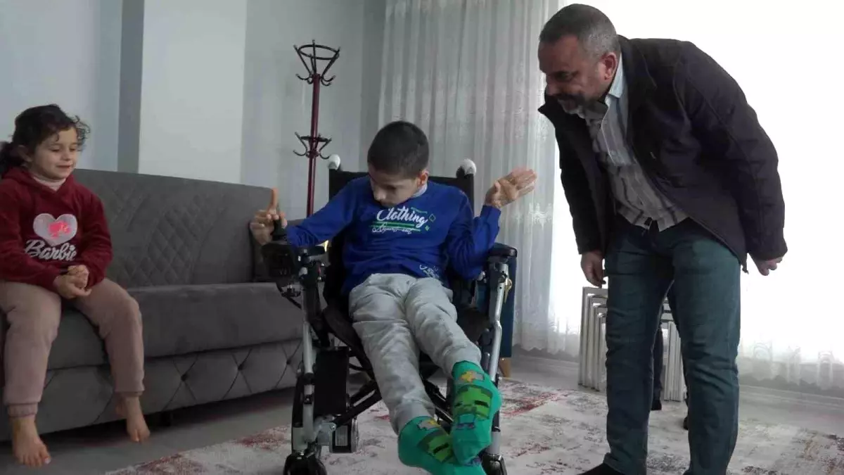 İyilik Ailesi'nin Yardımıyla 14 Yaşındaki Veysel'e Akülü Sandalye