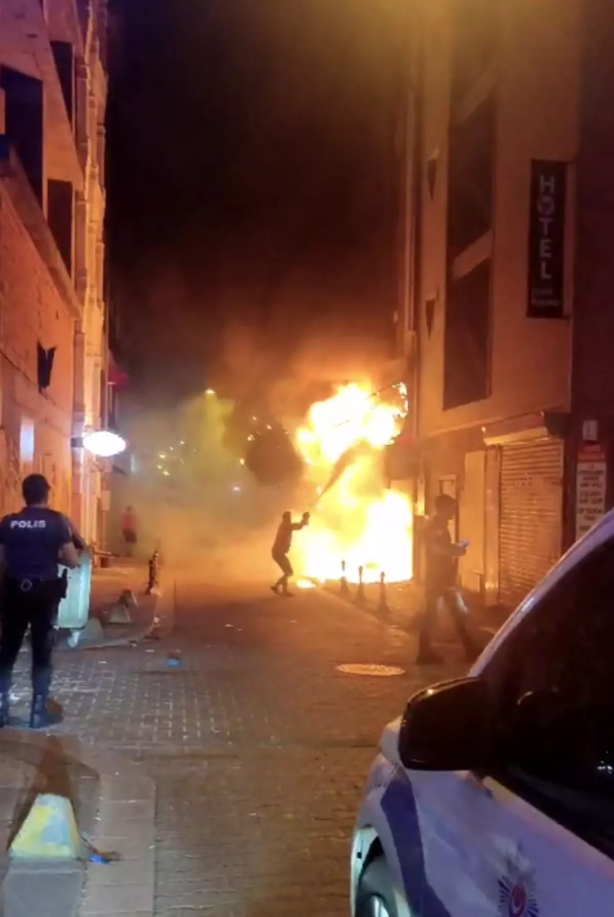 Kadıköy'de Elektronik Dükkanında Yangın Çıktı