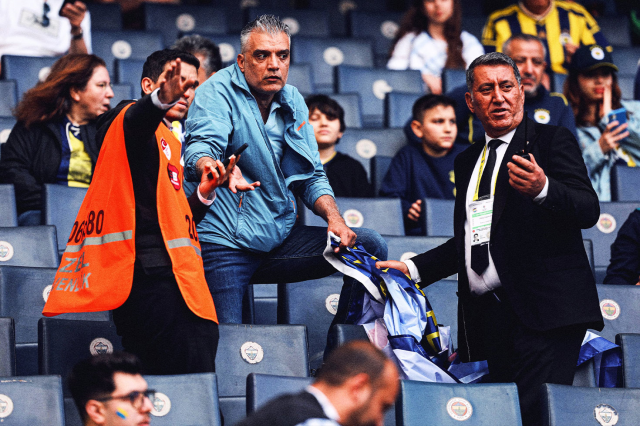 Resignation chants in Kadıköy! The opened banner was removed