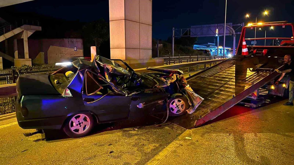 Bursa'da Trafik Kazası: Otomobil Tıra Çarptı, Sürücü Yaralandı