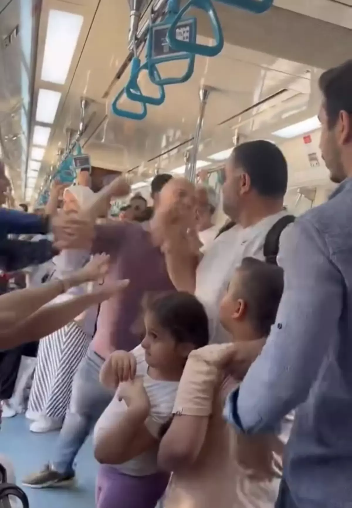 Marmaray'da iki küçük çocuğunun yanında darbedildi