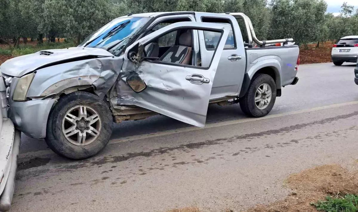 Bursa'da Kamyonet ile Minibüs Çarpıştı: 2 Yaralı