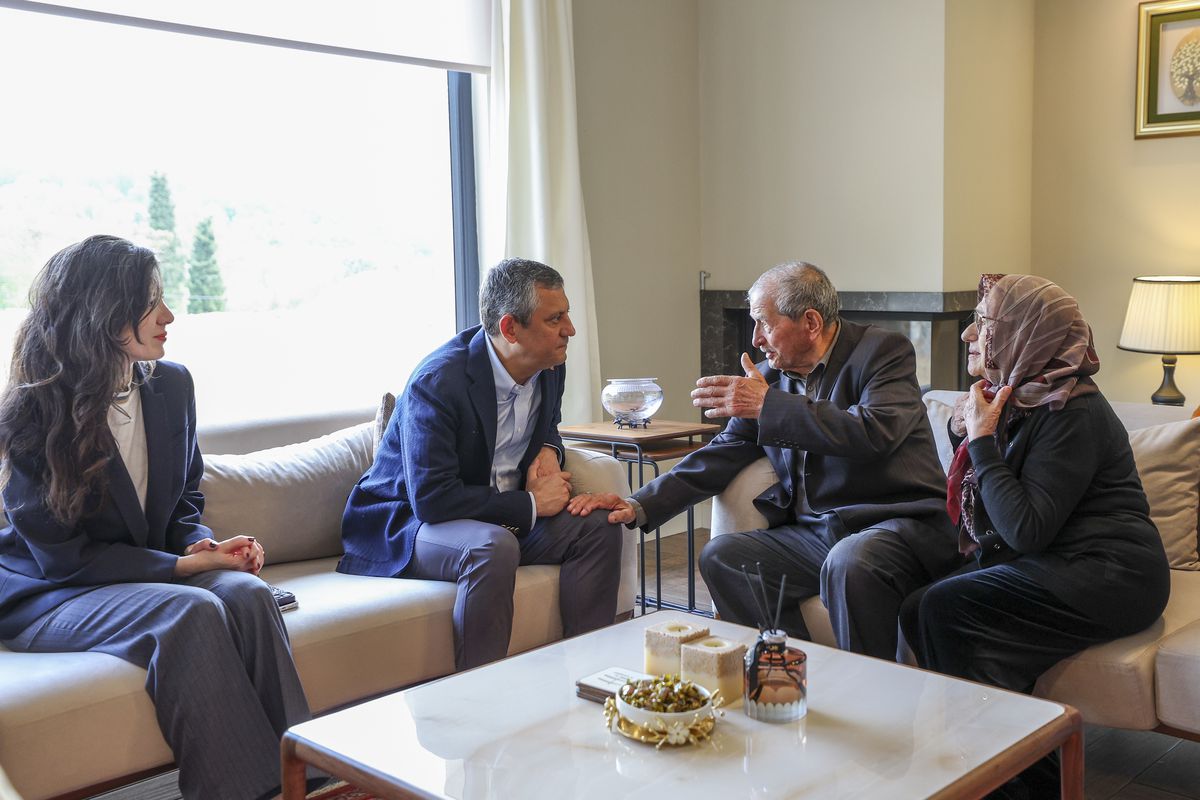 Özgür Özel, Tutuklu Özel Kalem Müdürü'nün Ailesini Ziyaret Etti