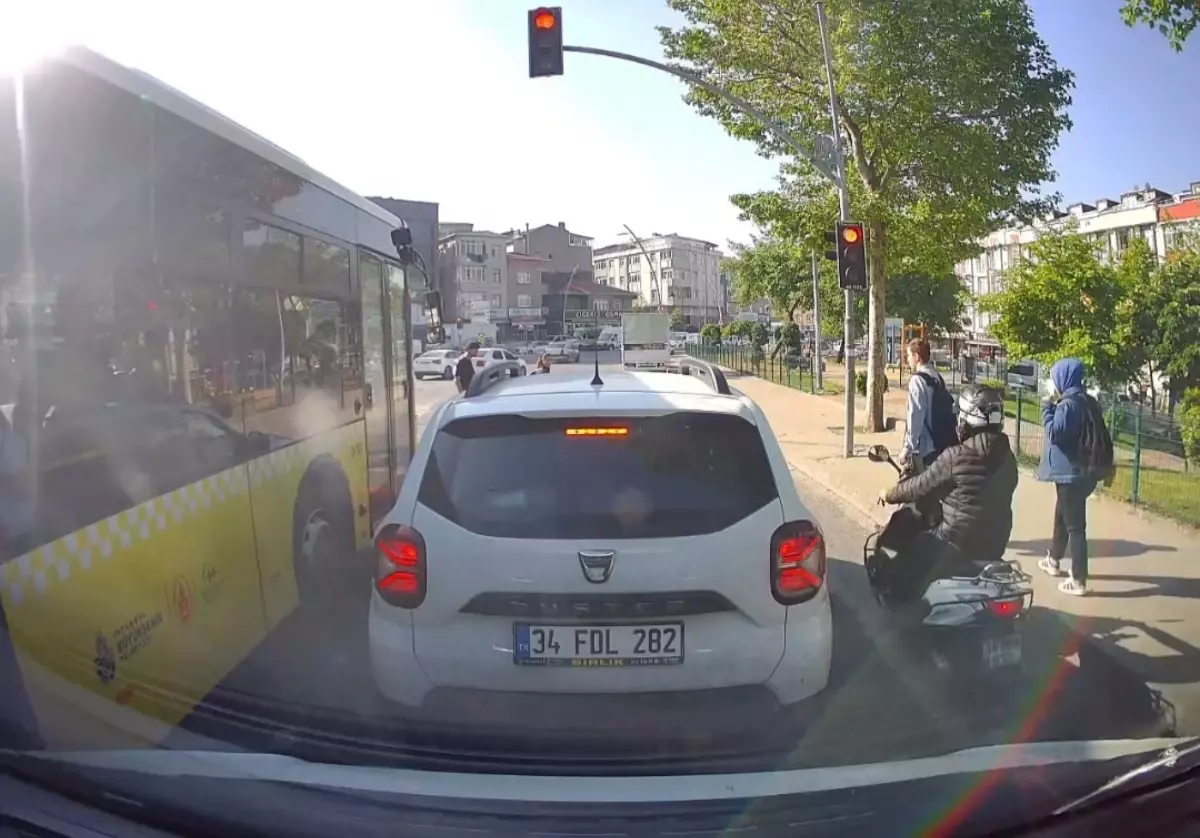 Motosiklet Sürücüsü, Kırmızı Işıkta Geçerken Öğrenciye Çarptı