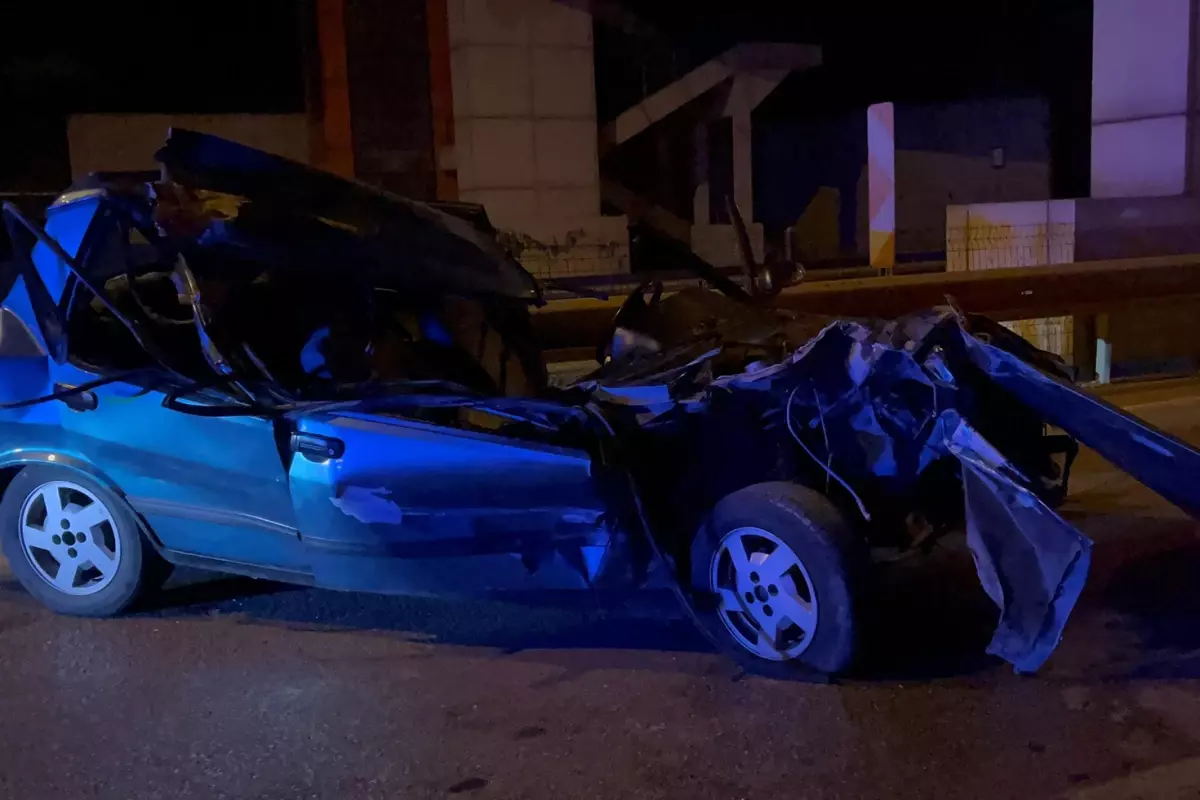 TIR'a arkadan çarpan otomobil hurdaya döndü