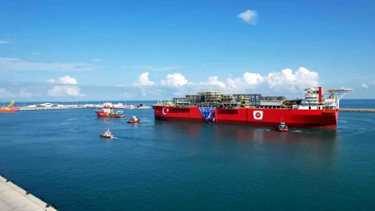 Türkiye'nin İlk Yüzer Doğal Gaz Üretim Platformu Filyos Limanı'na Giriş Yaptı