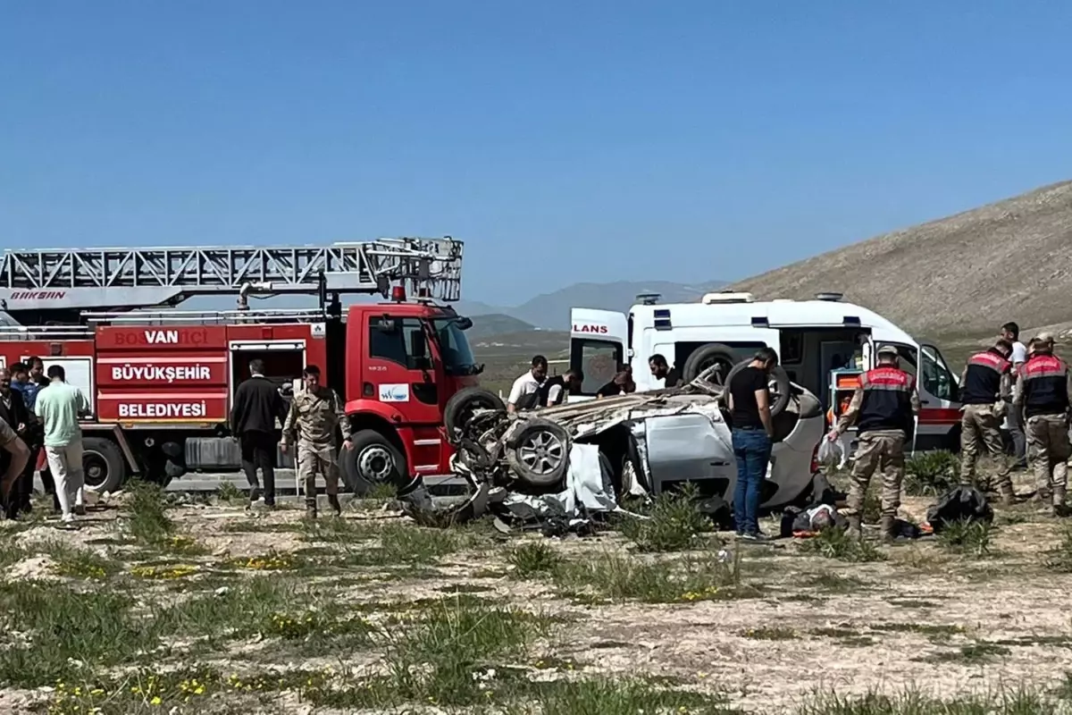 Van'da 2 araç kafa kafaya çarpıştı: 4 ölü, 2 yaralı