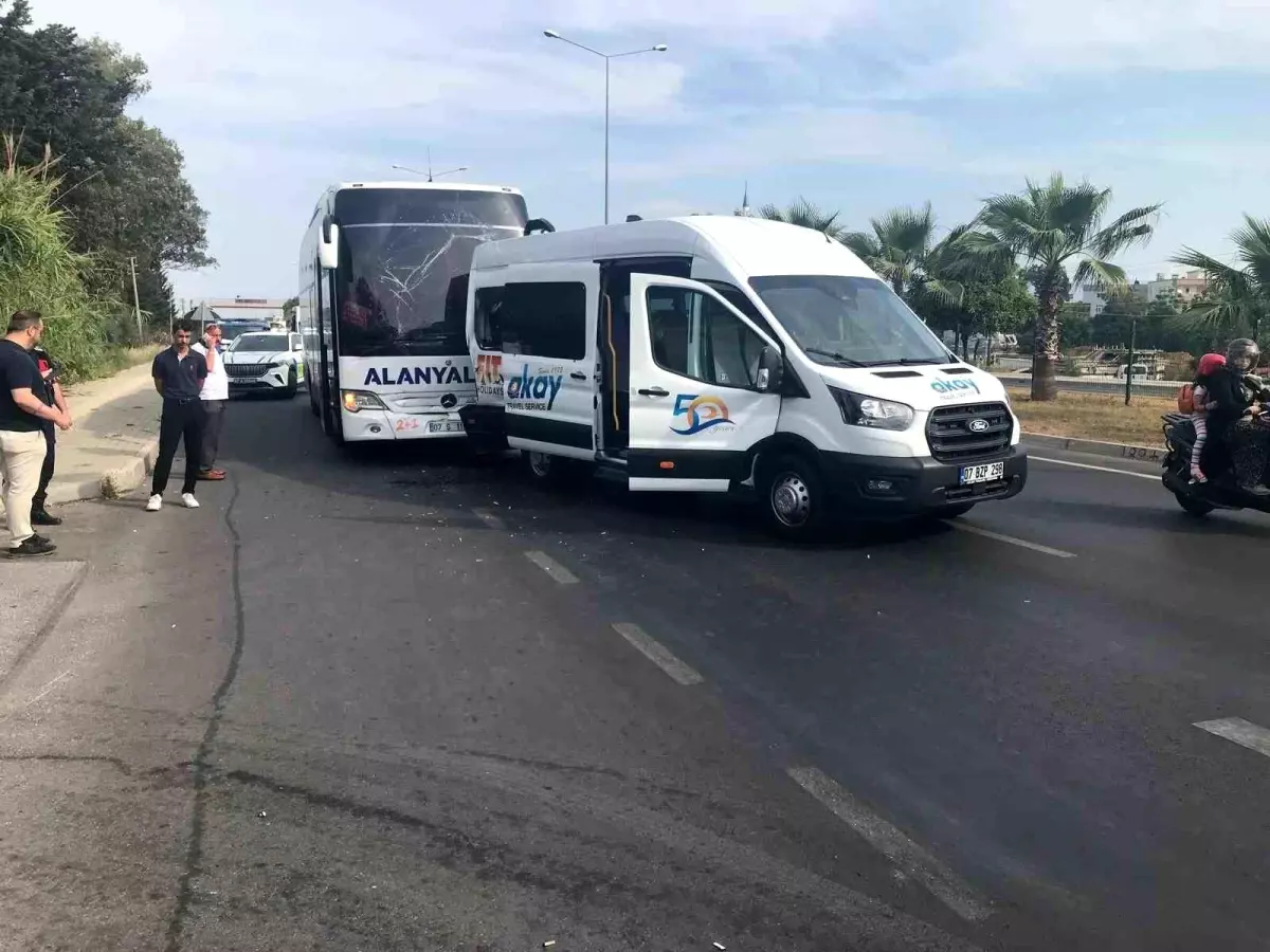 Manavgat'ta Otobüs ile Tur Minibüsü Çarpıştı: İki Yaralı