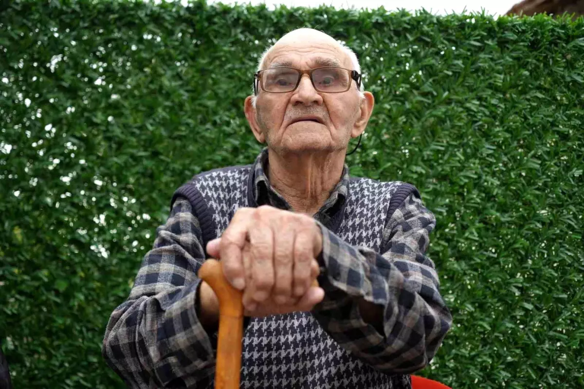 96 Yaşındaki İbrahim Özkan: Uzun Yaşamın Sırrı Çalışmak ve İyi İlişkiler