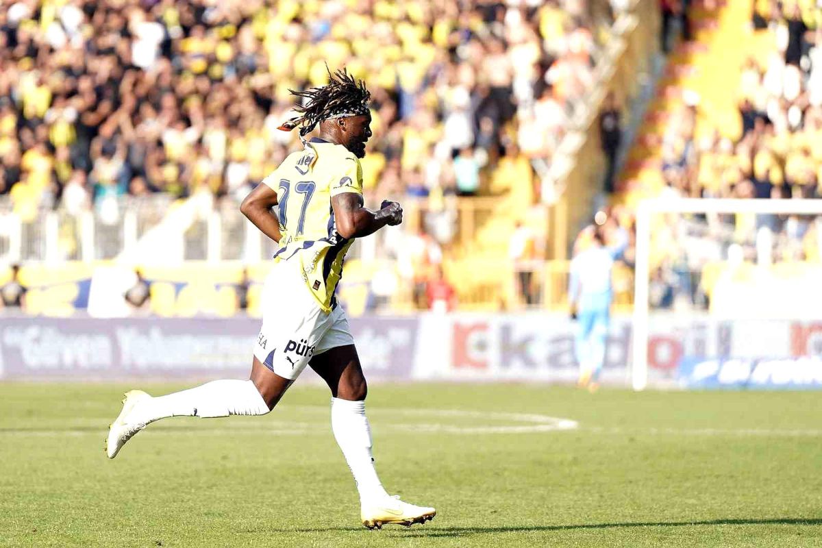 Allan Saint-Maximin Fenerbahçe Taraftarına Veda Etti