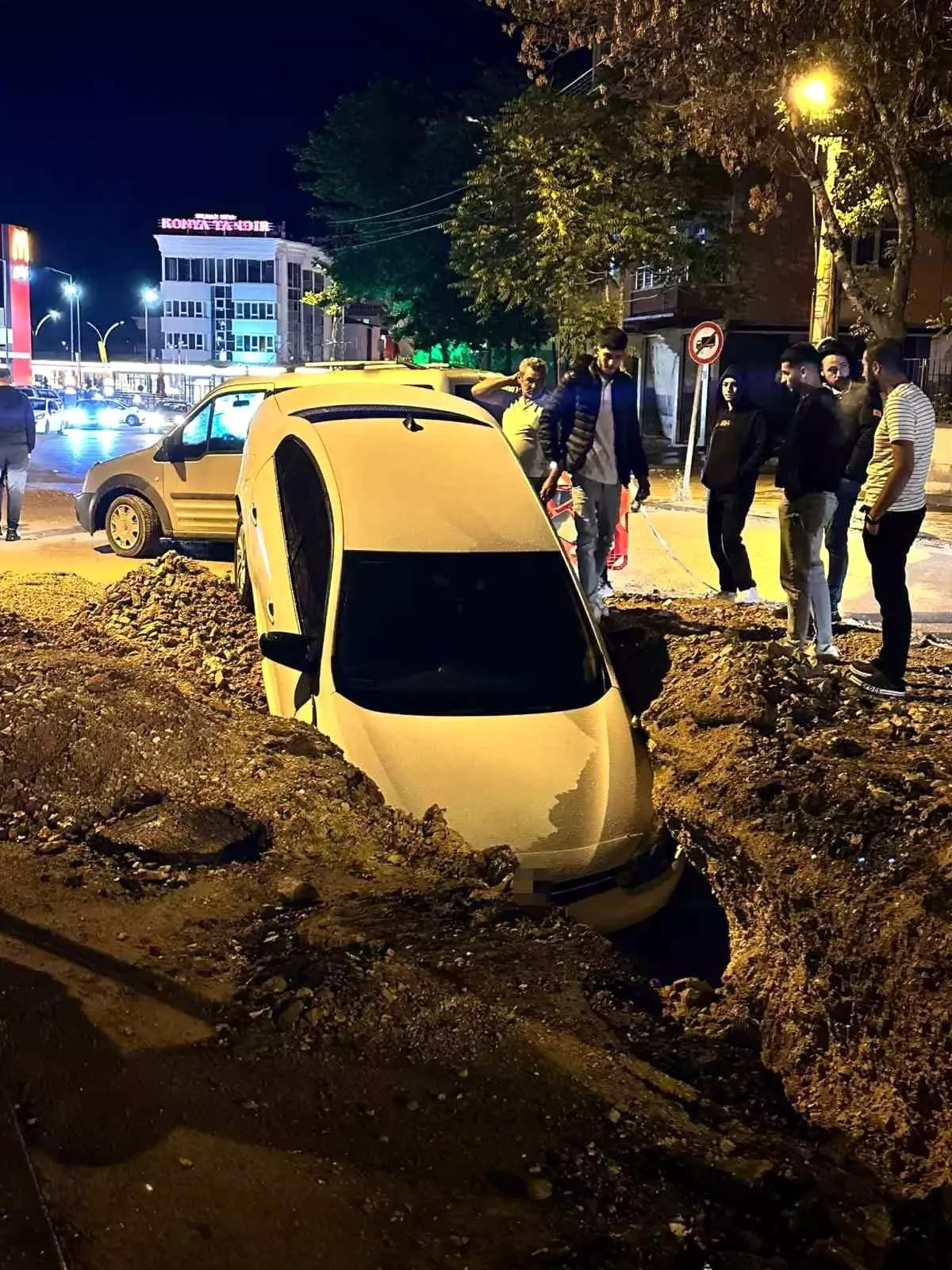 Polatlı'da Açık Çukura Düşen Otomobil Vatandaşları Tedirgin Etti