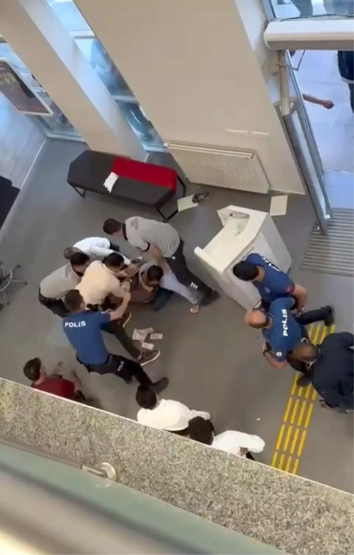 Banka Müdürüne Bıçak Çeken Şahıs Tutuklandı