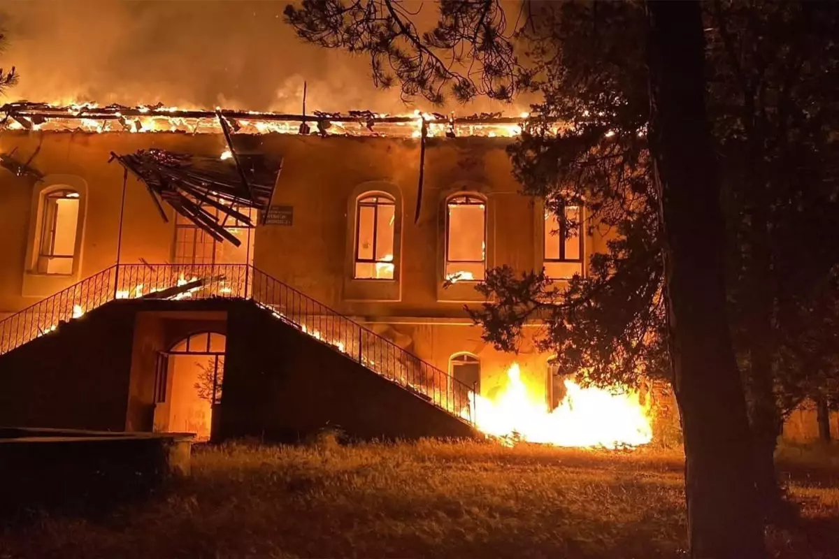Denizli'de 100 yıllık tarihi okul binası yangında küle döndü