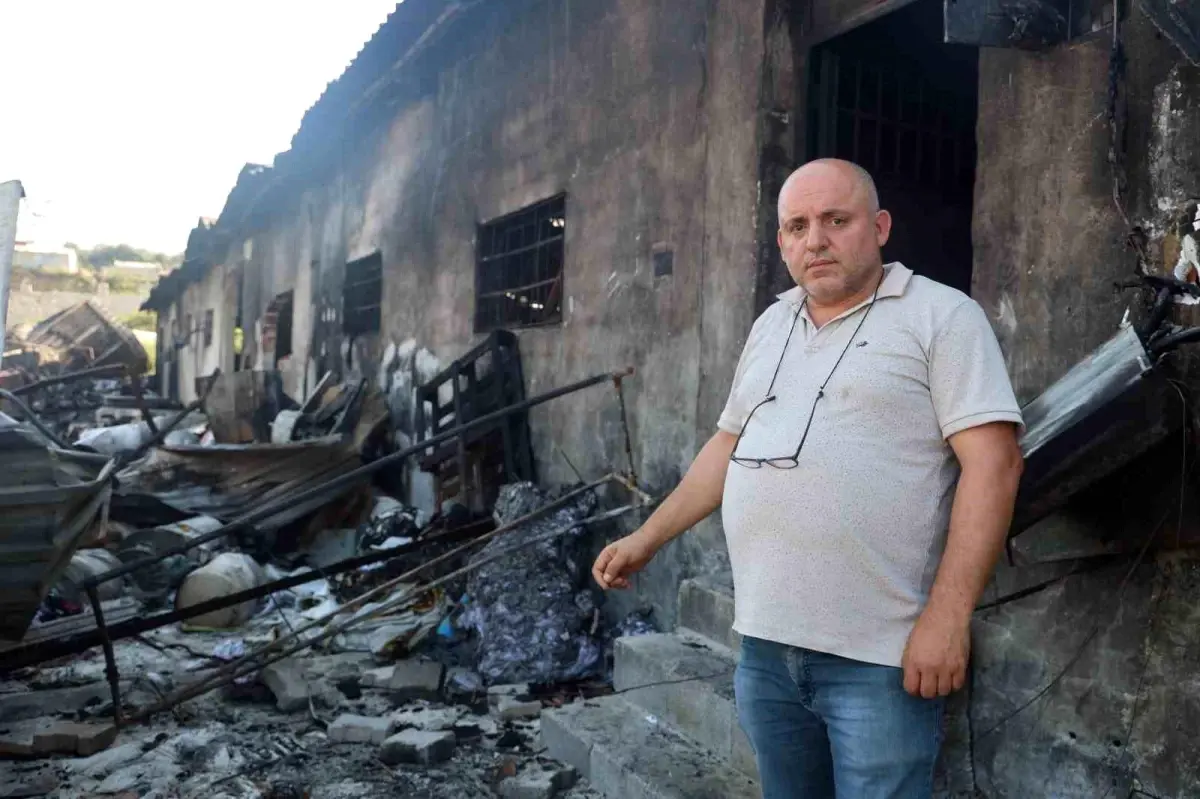 Hatay'da Depremzede Esnafın Tekstil Deposunda Yangın: 10 Milyon TL Zarar