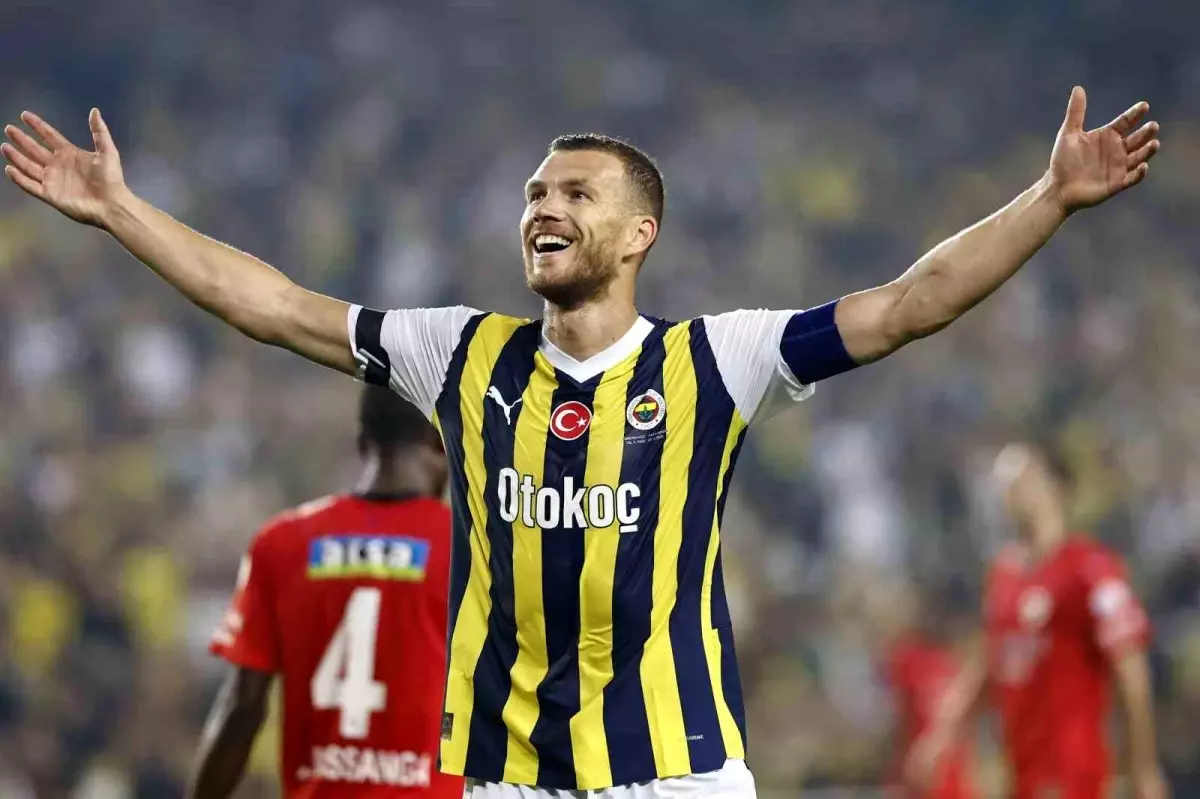 Edin Dzeko, Fenerbahçe'deki İki Sezonda 46 Gol Atarak Tarihe Geçti