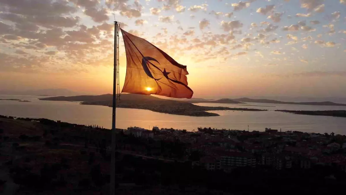 Cennet Tepesi'nde Gün Batımı ve Dev Türk Bayrağı Manzarası