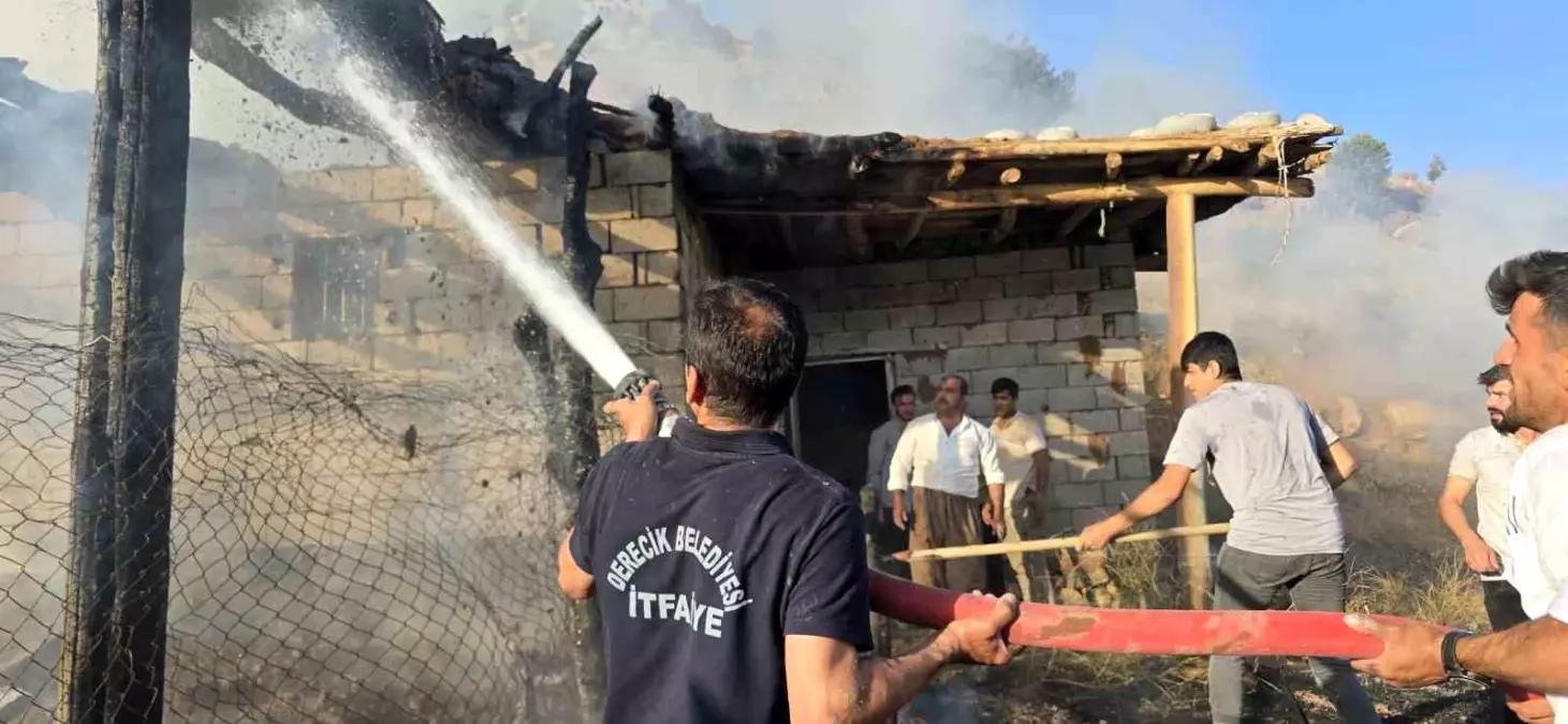 Hakkari'de Ahır Yangını, Bin 100 Balya Ot ve 150 Torba Saman Yanarak Küle Döndü