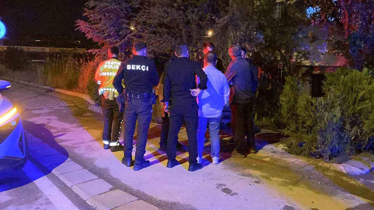 Eskişehir'de Islak Zeminde Kaza: Araç Bahçeye Girdi