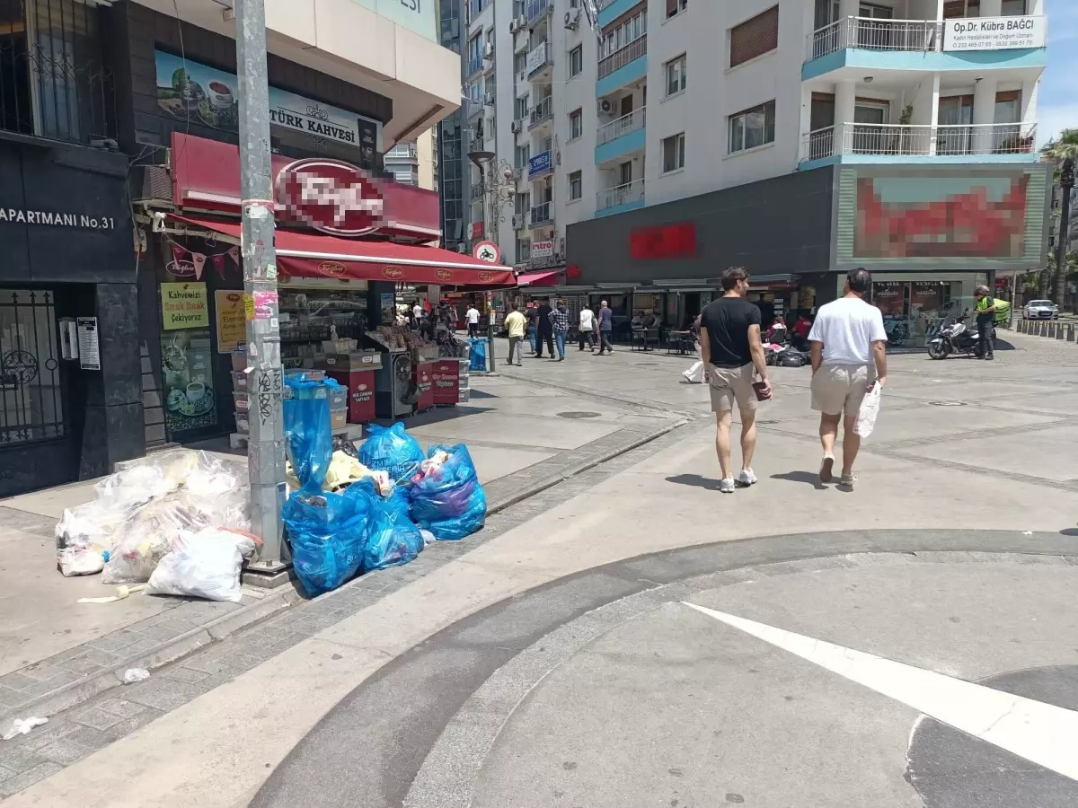 İzmir'de Grev Nedeniyle Çöp Yığınları Oluştu