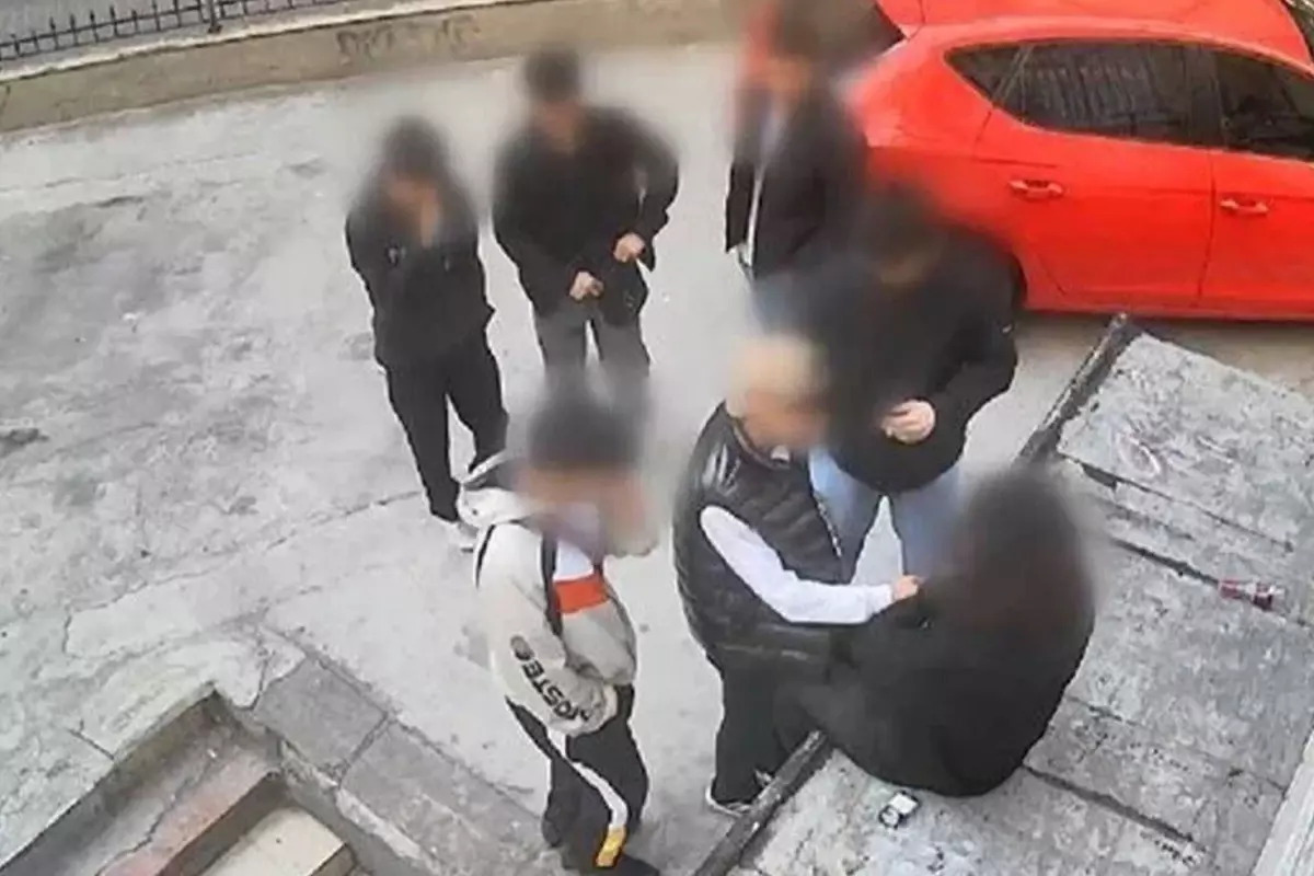 Kadıköy'de bıçak zoruyla kolye gasp eden 17 yaşındaki çocuk, silah teşhirinden tutuklandı