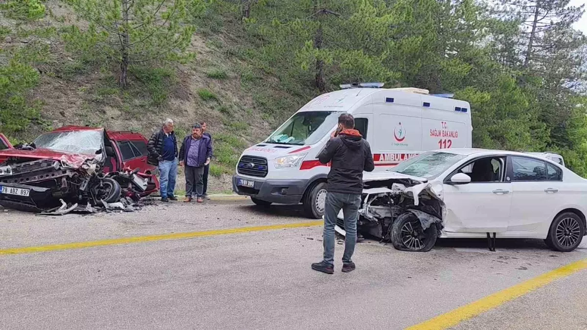 Karabük'te Kafa Kafaya Çarpışma: 8 Yaralı