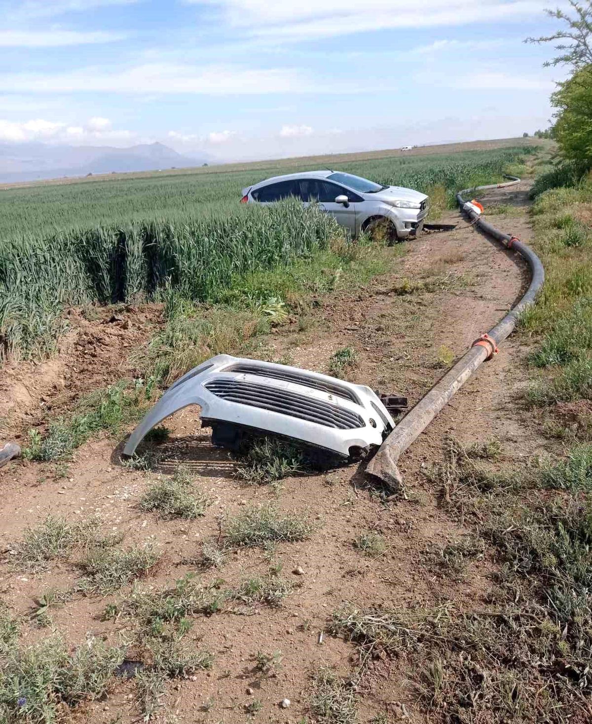 Karaman'da Kontrolden Çıkan Otomobil Tarlaya Devrildi: 1 Yaralı