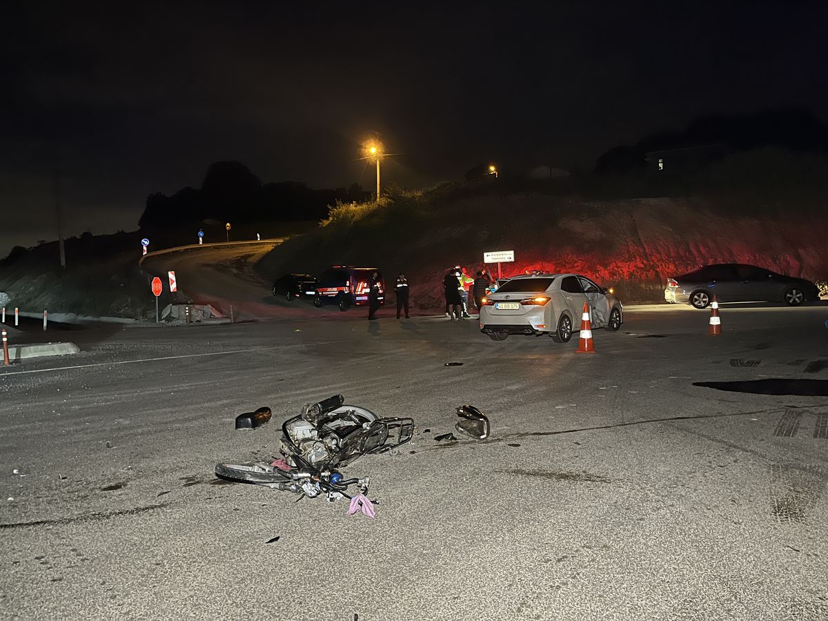 Kocaeli'de Otomobil ve Motosiklet Çarpıştı: 1 Ölü, 2 Yaralı