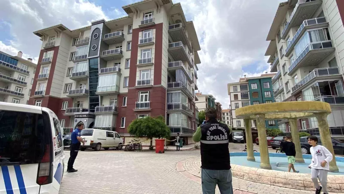 Konya'da 2 Yaşındaki Çocuğun Düşmesi Güvenlik Kamerasında