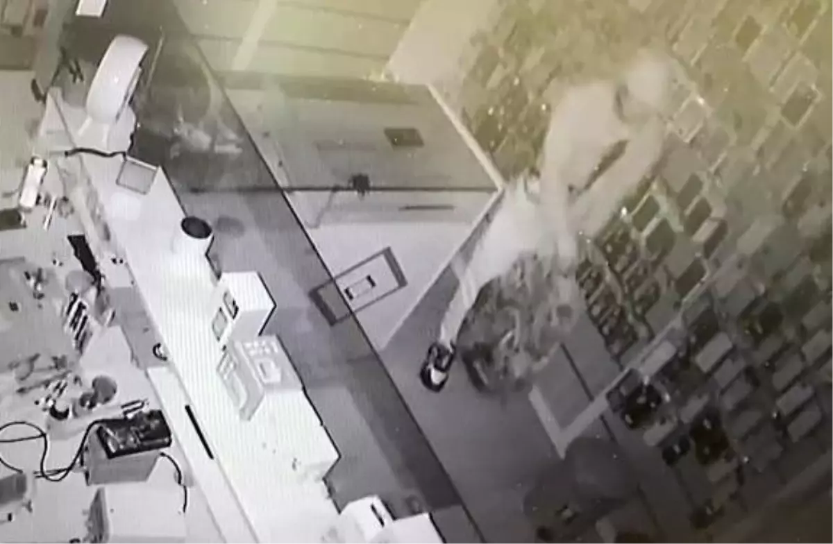 Kovboy Şapkalı Hırsız, 13 Telefon ve Laptop Çaldı