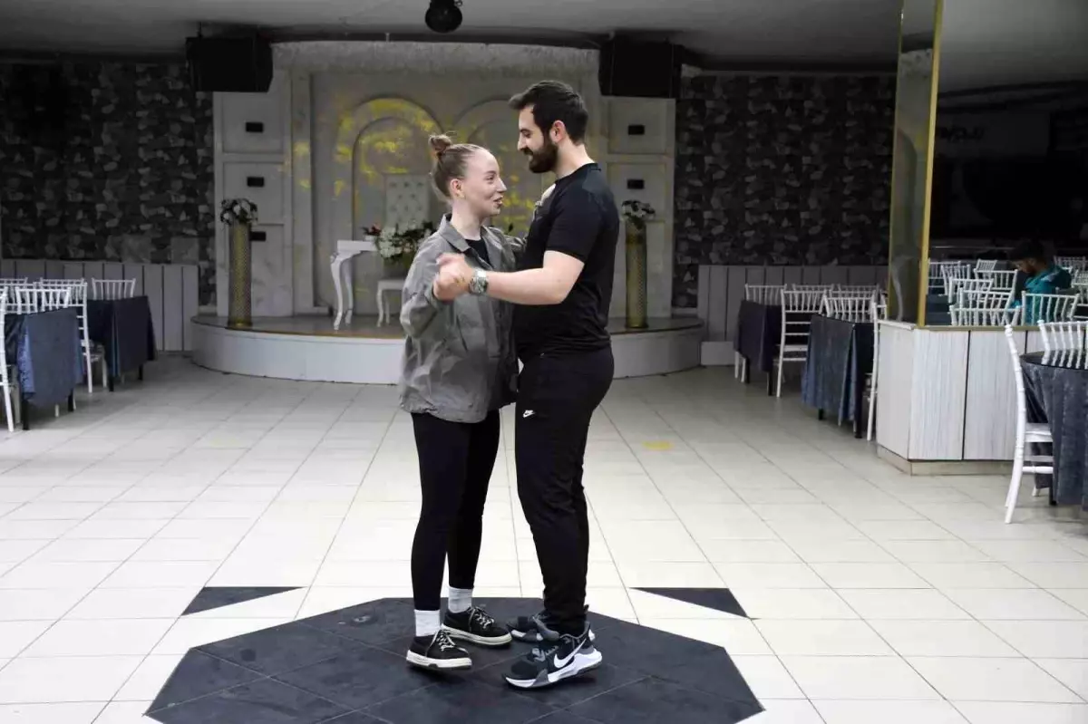 Ukraynalı Gelin Ege Zeybeği Öğreniyor
