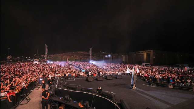 Şanlıurfa was flooded, Ebru Yaşar's concert was filled with fans! She came on stage like this, exciting tens of thousands of fans...