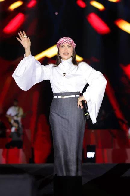 Şanlıurfa was flooded, Ebru Yaşar's concert was filled with fans! She came on stage like this, exciting tens of thousands of fans...