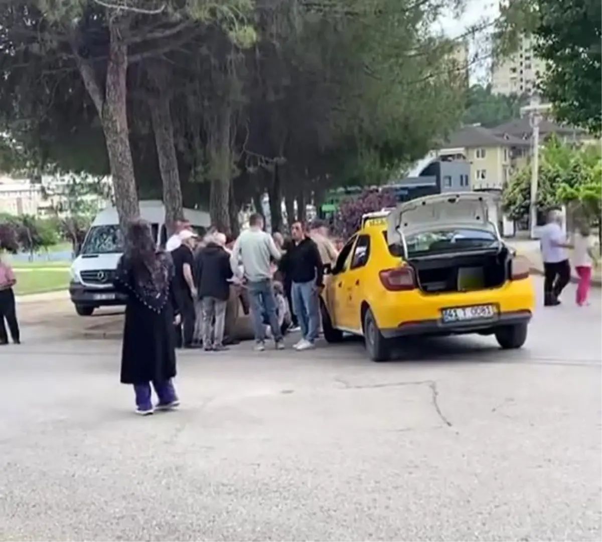 Kocaeli'de Taksi Yayaya Çarptı: Yaralı Hastaneye Kaldırıldı